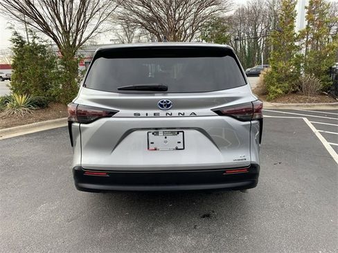 Used 2024 Toyota Sienna LE image 7