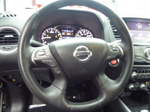 Used 2019 Nissan Pathfinder SV image 11