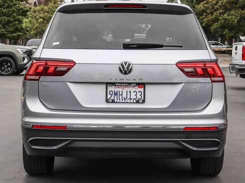Used 2024 Volkswagen Tiguan SE w/ Panoramic Sunroof Package FWD image 11