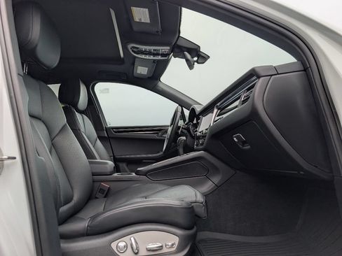 Certified 2024 Porsche Macan AWD/4WD image 17