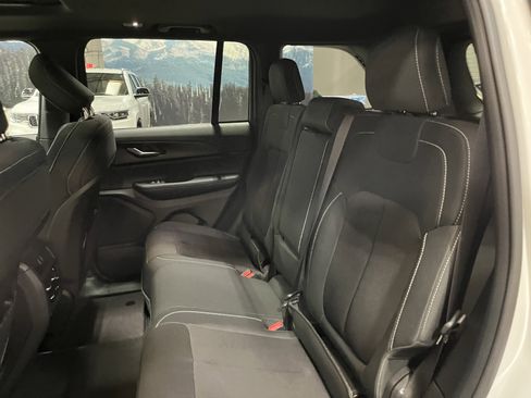 Certified 2025 Jeep Grand Cherokee Laredo w/ Luxury Tech Group I image 15