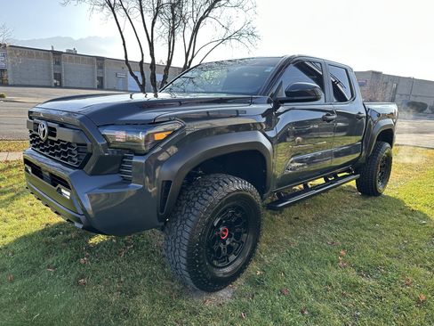 Used 2024 Toyota Tacoma TRD Off-Road image 11