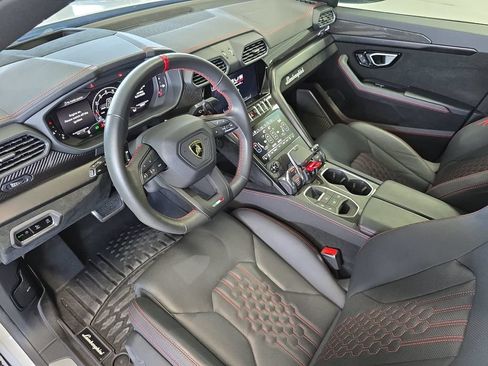Used 2024 Lamborghini Urus Performante AWD/4WD image 4