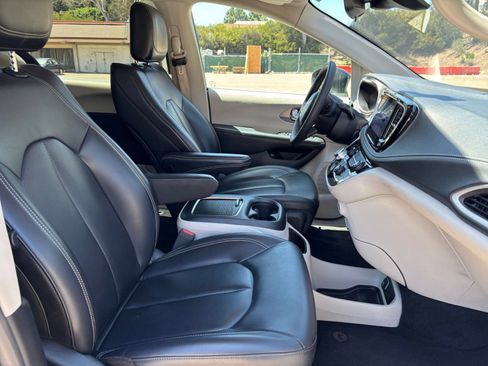 Used 2023 Chrysler Pacifica Touring-L FWD image 34