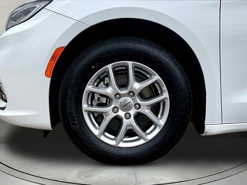 Used 2024 Chrysler Pacifica Touring-L FWD image 32