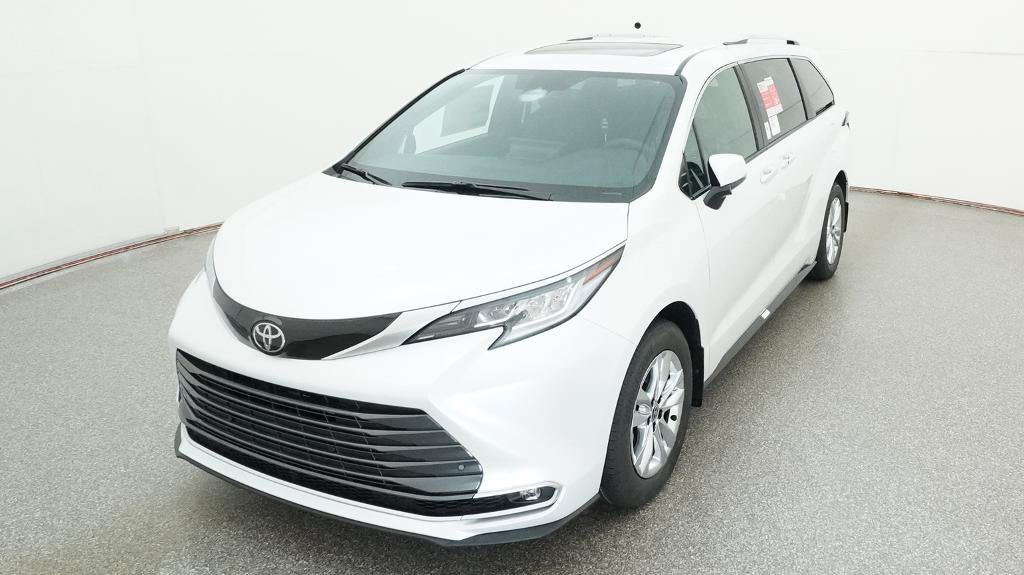 Used 2026 Toyota Sienna Limited FWD image 3