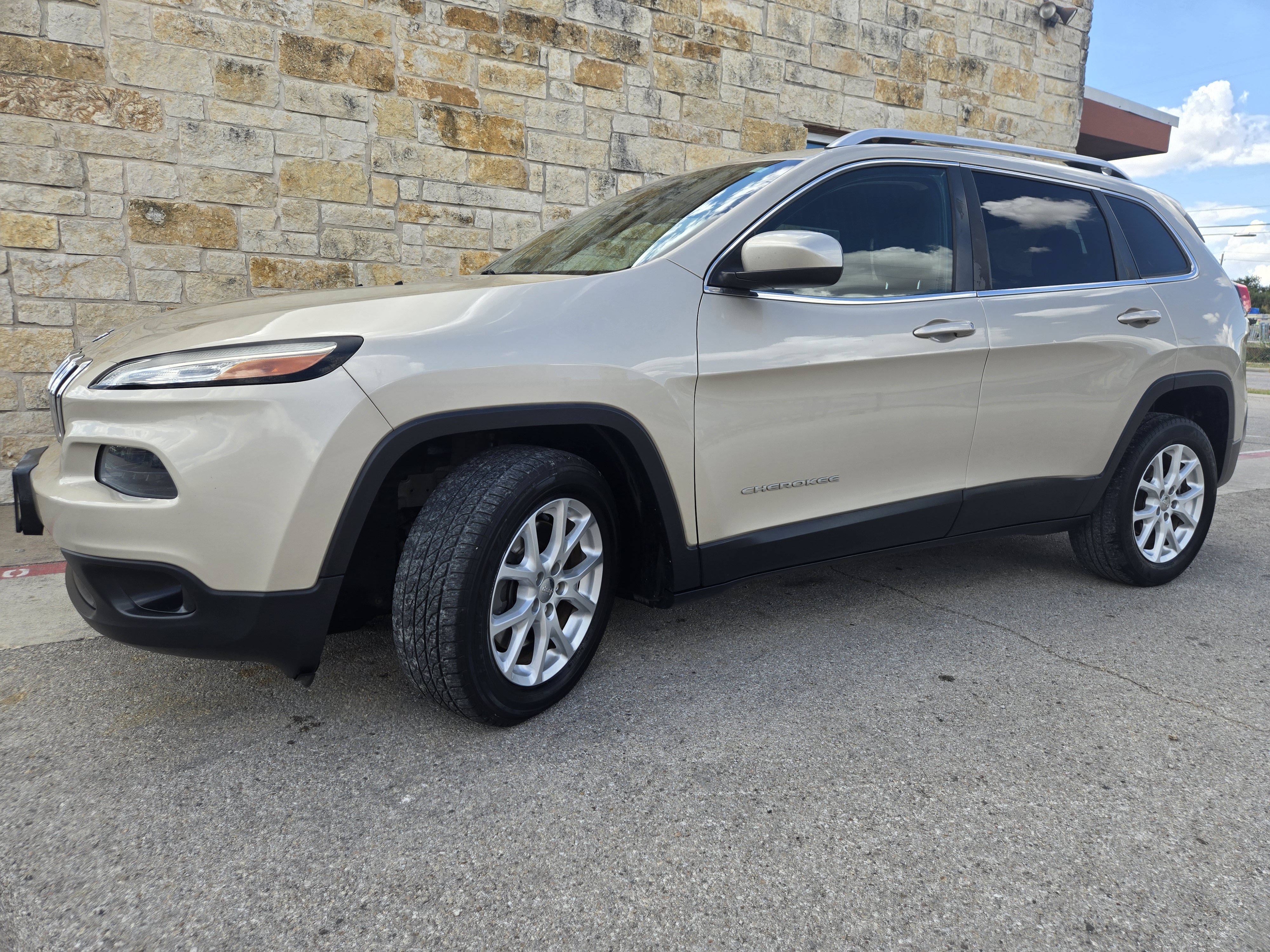 Used 2014 Jeep Cherokee Latitude FWD image 2