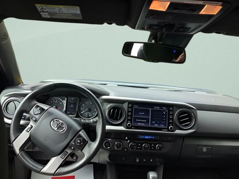 Certified 2023 Toyota Tacoma TRD Off-Road AWD/4WD image 14