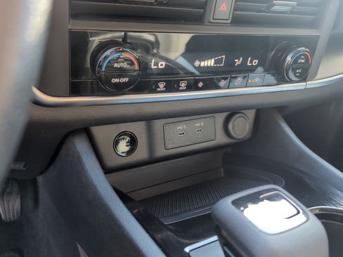 Used 2024 Nissan Rogue SV image 36