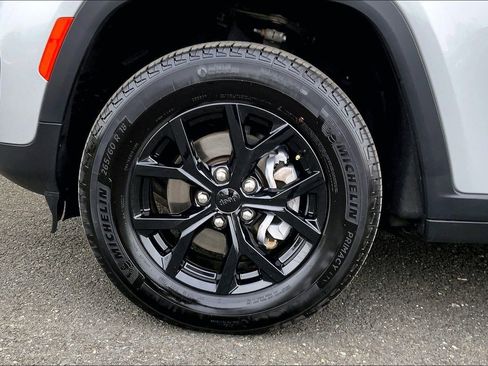 Certified 2025 Jeep Grand Cherokee Altitude image 8