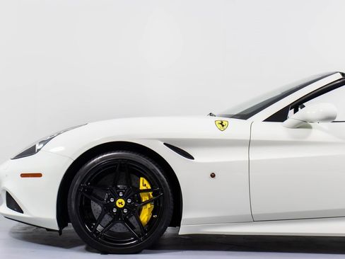 Certified 2017 Ferrari California T image 28