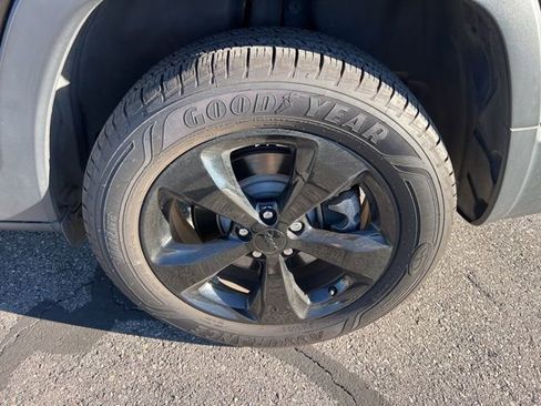 Used 2019 Jeep Cherokee Latitude Plus image 11