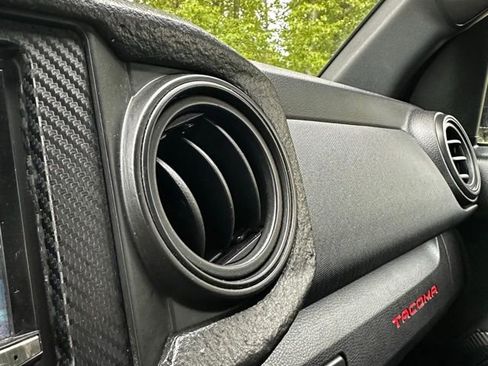 Used 2017 Toyota Tacoma TRD Off-Road AWD/4WD image 30