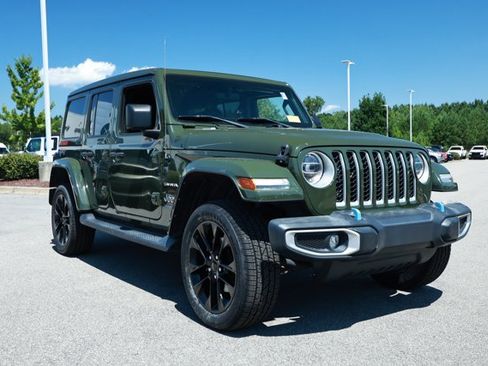 Used 2022 Jeep Wrangler Unlimited Sahara w/ Cold Weather Group AWD/4WD image 3