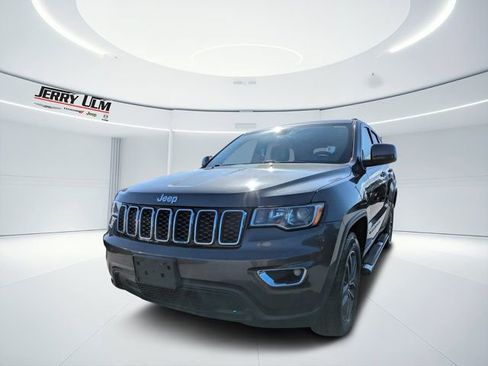 Used 2019 Jeep Grand Cherokee Laredo w/ Laredo X Package image 6