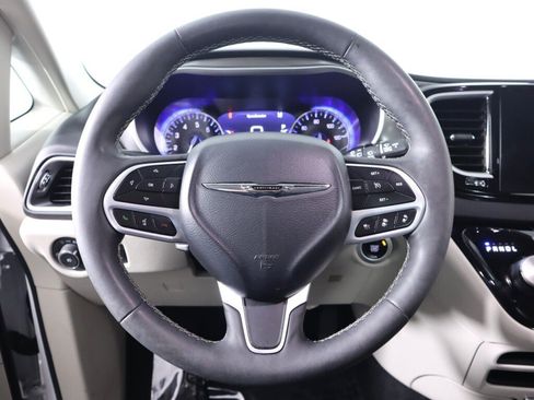 Used 2024 Chrysler Pacifica Touring-L FWD image 11