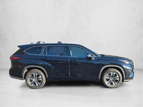 Used 2022 Toyota Highlander XLE image 4