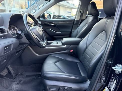 Used 2023 Toyota Highlander XLE image 9