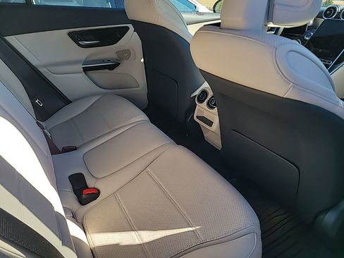 Used 2025 Mercedes-Benz GLC 300 4MATIC image 12