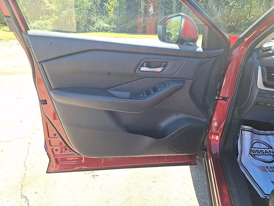 Certified 2025 Nissan Rogue SV FWD image 9