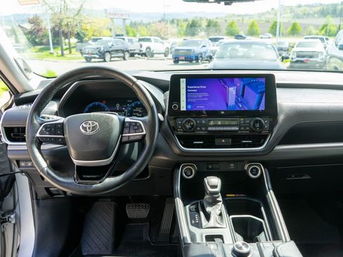 Used 2024 Toyota Grand Highlander AWD image 17