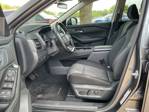 Used 2025 Nissan Rogue SV FWD image 8