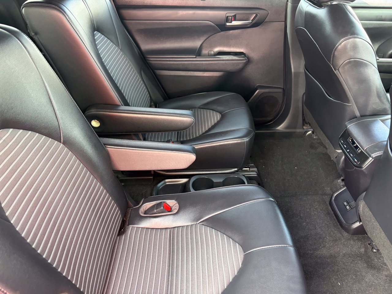 Used 2023 Toyota Highlander XSE FWD image 14