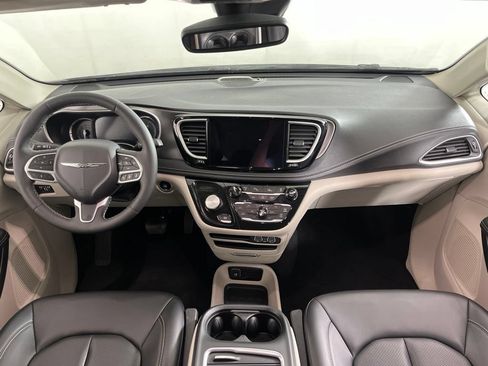 Used 2023 Chrysler Pacifica Touring-L FWD image 22