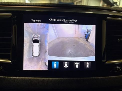 Used 2020 Chrysler Pacifica Touring-L FWD image 20