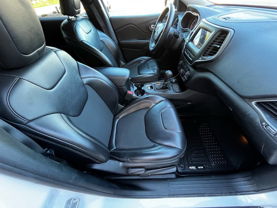 Used 2019 Jeep Cherokee Latitude Plus AWD/4WD image 23