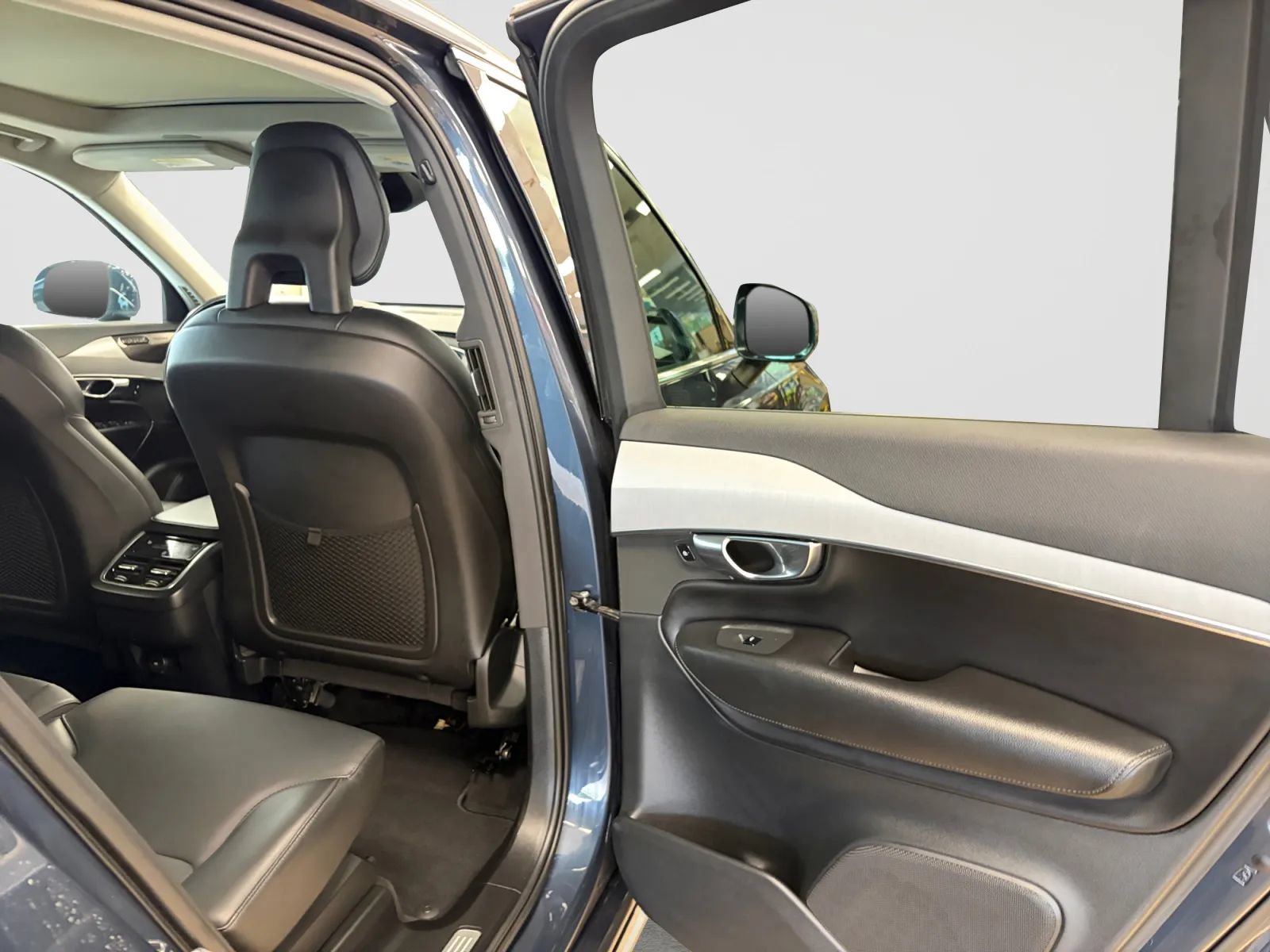 Used 2022 Volvo XC90 T5 Momentum w/ Climate Package AWD/4WD image 18