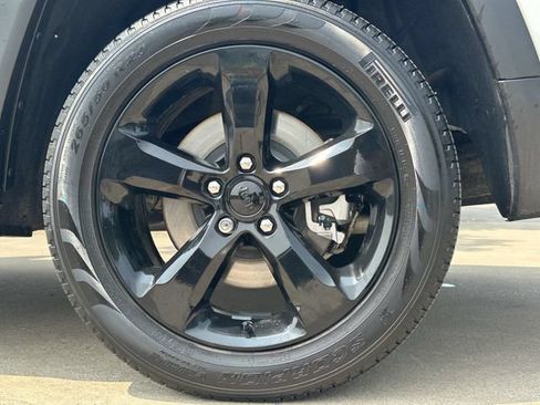 Used 2024 Jeep Grand Cherokee L Limited w/ Black Appearance Package AWD/4WD image 9