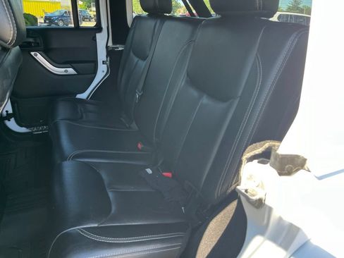 Used 2015 Jeep Wrangler Unlimited Rubicon AWD/4WD image 13