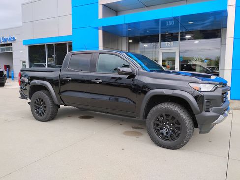 Used 2023 Chevrolet Colorado Trail Boss w/ Technology Package AWD/4WD image 4
