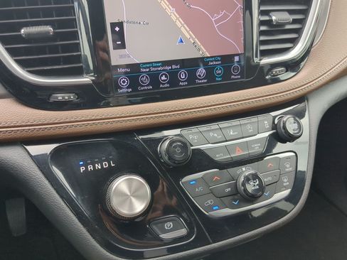 Used 2019 Chrysler Pacifica Limited w/ Advanced Safetytec Group FWD image 17