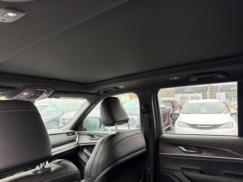 New 2025 Jeep Grand Cherokee Limited image 8