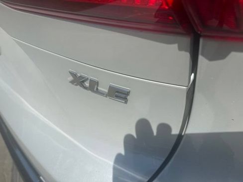 Used 2023 Toyota Venza XLE AWD/4WD image 4