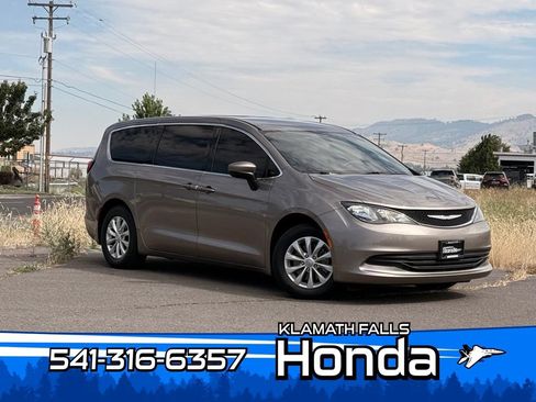 Used 2017 Chrysler Pacifica Touring w/ Tire & Wheel Group FWD image 1