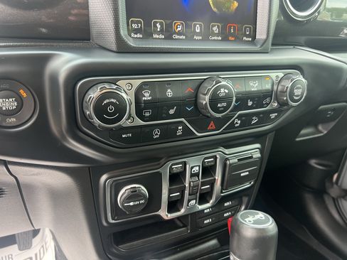 Used 2019 Jeep Wrangler Unlimited Sahara AWD/4WD image 28