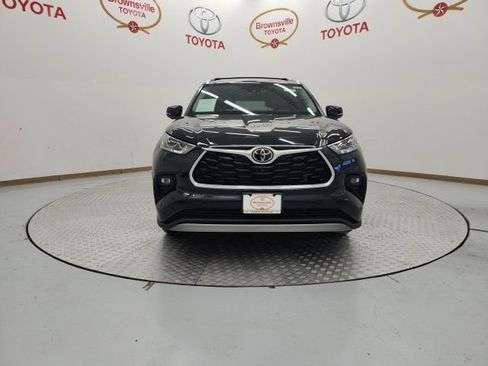 Used 2023 Toyota Highlander Platinum image 4