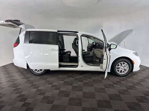 Used 2024 Chrysler Pacifica Touring-L image 16
