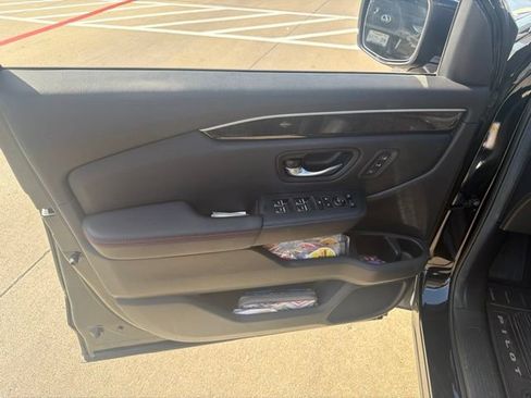 Used 2025 Honda Pilot Black Edition image 11