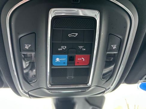 Used 2024 Jeep Grand Cherokee Laredo w/ Luxury Tech Group I AWD/4WD image 35