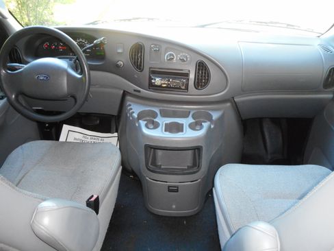 Used 2004 Ford E-350 and Econoline 350 Super Duty RWD image 19