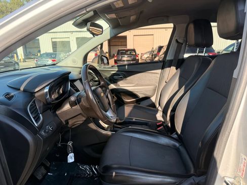 Used 2019 Chevrolet Trax LT w/ LT Convenience Package AWD/4WD image 2