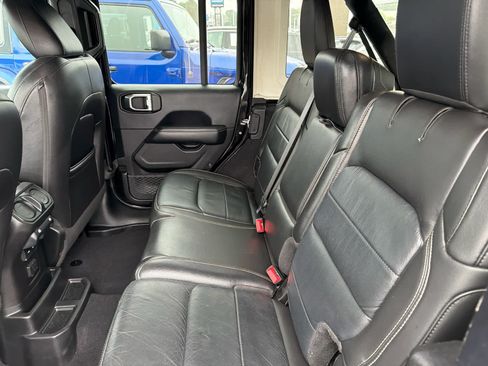 Used 2018 Jeep Wrangler Unlimited Sahara AWD/4WD image 7