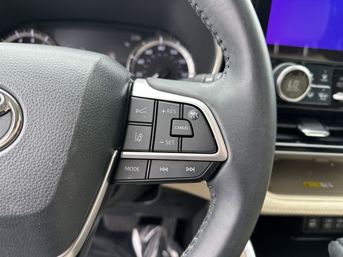 Certified 2024 Toyota Highlander XLE FWD image 20