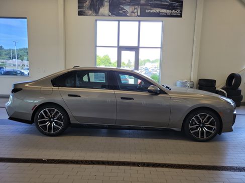 Used 2025 BMW 740i xDrive image 4