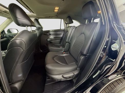 Certified 2025 Toyota Highlander XLE FWD image 26