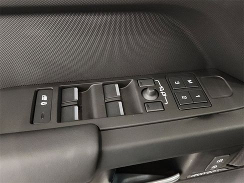 Used 2025 Land Rover Defender 110 X-Dynamic SE image 18